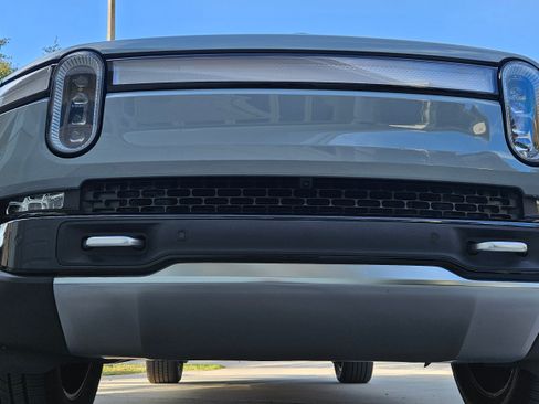 Used 2022 Rivian R1T Adventure image 4