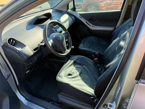 Used 2009 Toyota Yaris 4-Door Hatchback FWD image 6