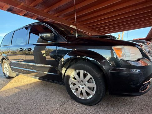 Used 2014 Chrysler Town & Country Touring image 1