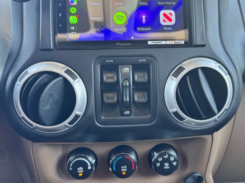 Used 2016 Jeep Wrangler Unlimited Sahara w/ Connectivity Group AWD/4WD image 19