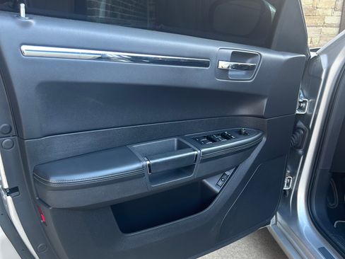 Used 2009 Chrysler 300 SRT8 w/ SRT Option Group II RWD image 13