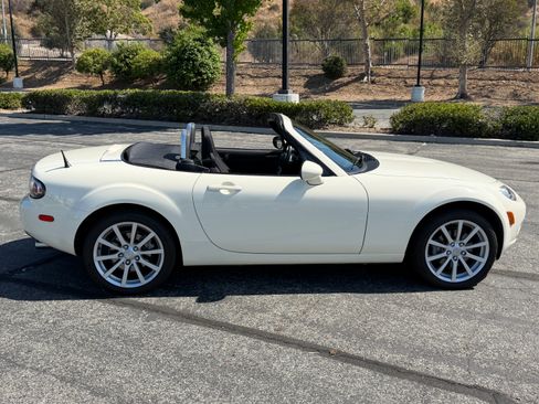 Used 2006 MAZDA MX-5 Miata Sport w/ Suspension Pkg RWD image 9