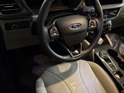 Used 2025 Ford Escape SE w/ PHEV Premium Package image 7