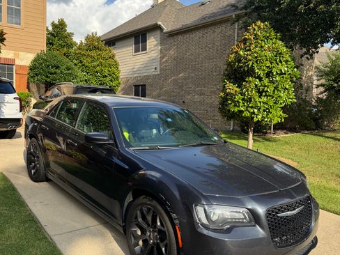 Used 2019 Chrysler 300 S image 4