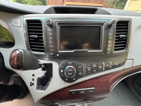 Used 2011 Toyota Sienna Limited w/ Premium Pkg FWD image 16