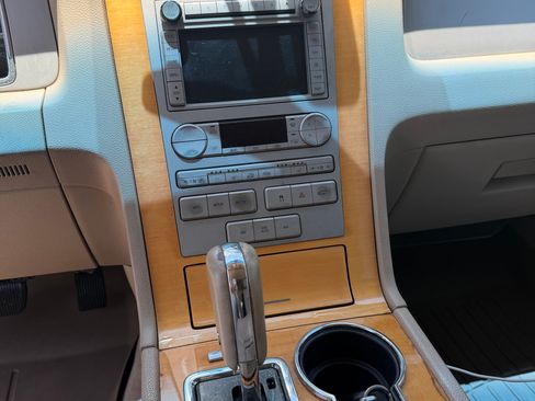 Used 2010 Lincoln Navigator L 4WD image 8