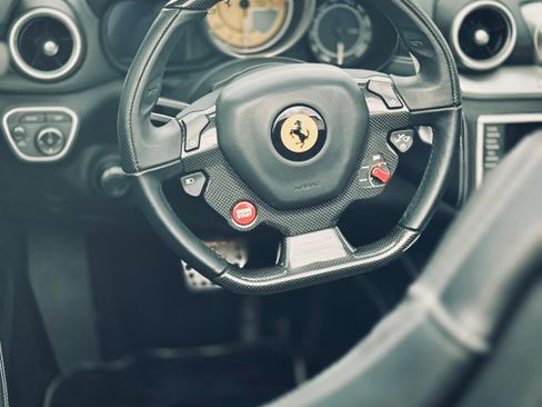 Used 2017 Ferrari California T RWD image 18