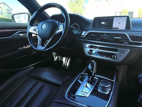 Used 2017 BMW 740i image 8