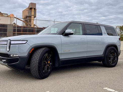 Used 2023 Rivian R1S Adventure AWD/4WD image 10