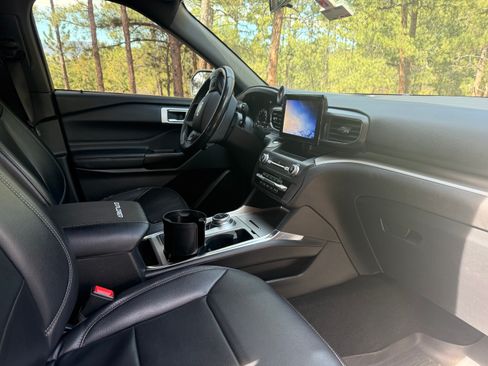 Used 2020 Ford Explorer XLT w/ Equipment Group 202A image 6
