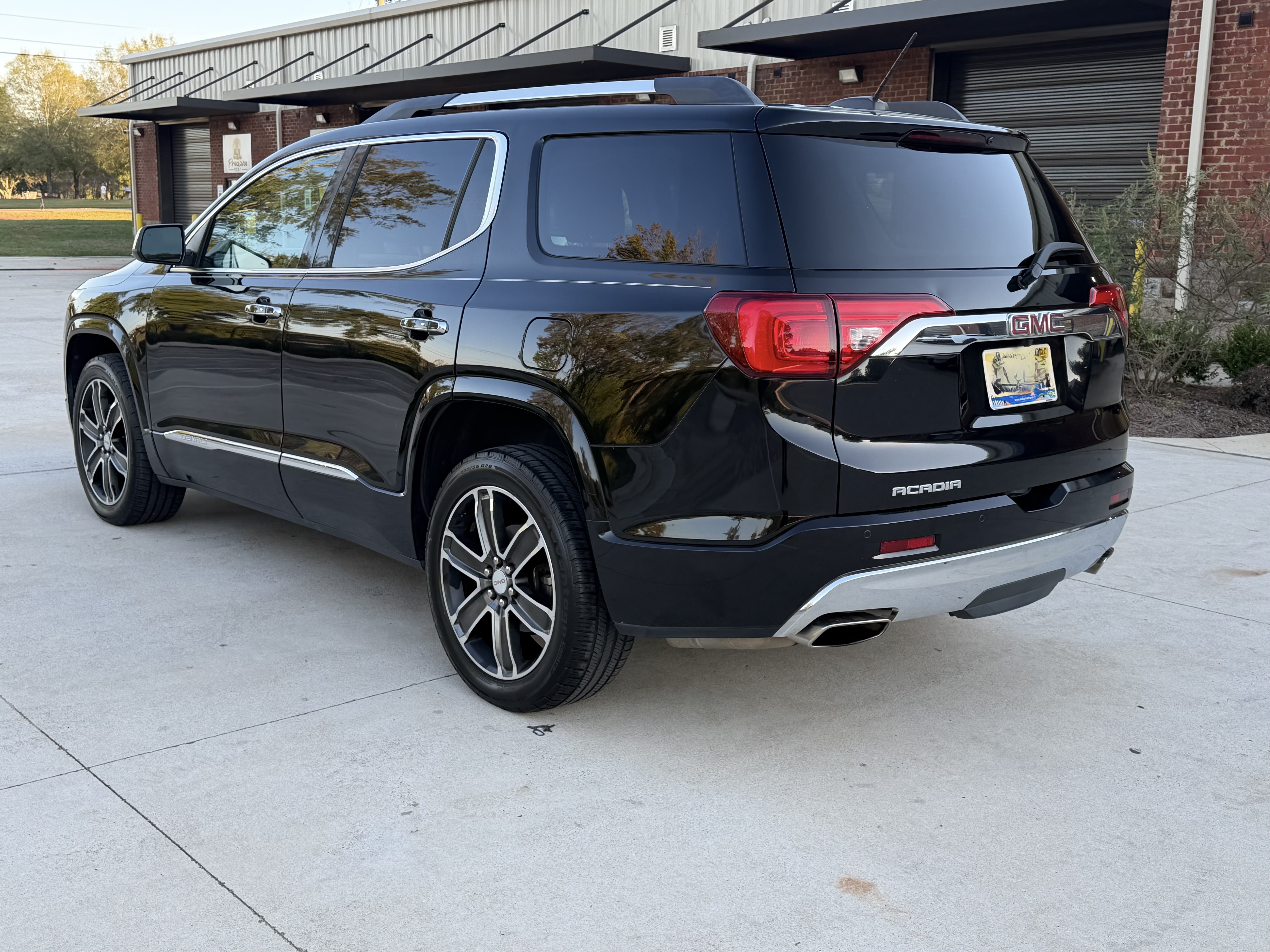 Used 2017 GMC Acadia Denali w/ Technology Package FWD image 10