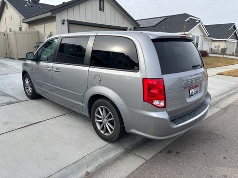 Used 2016 Dodge Grand Caravan SE image 2