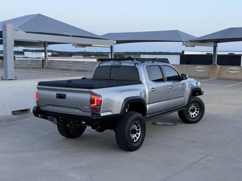 Used 2017 Toyota Tacoma TRD Off-Road AWD/4WD image 2