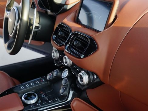Used 2020 Aston Martin V8 Vantage Coupe image 15
