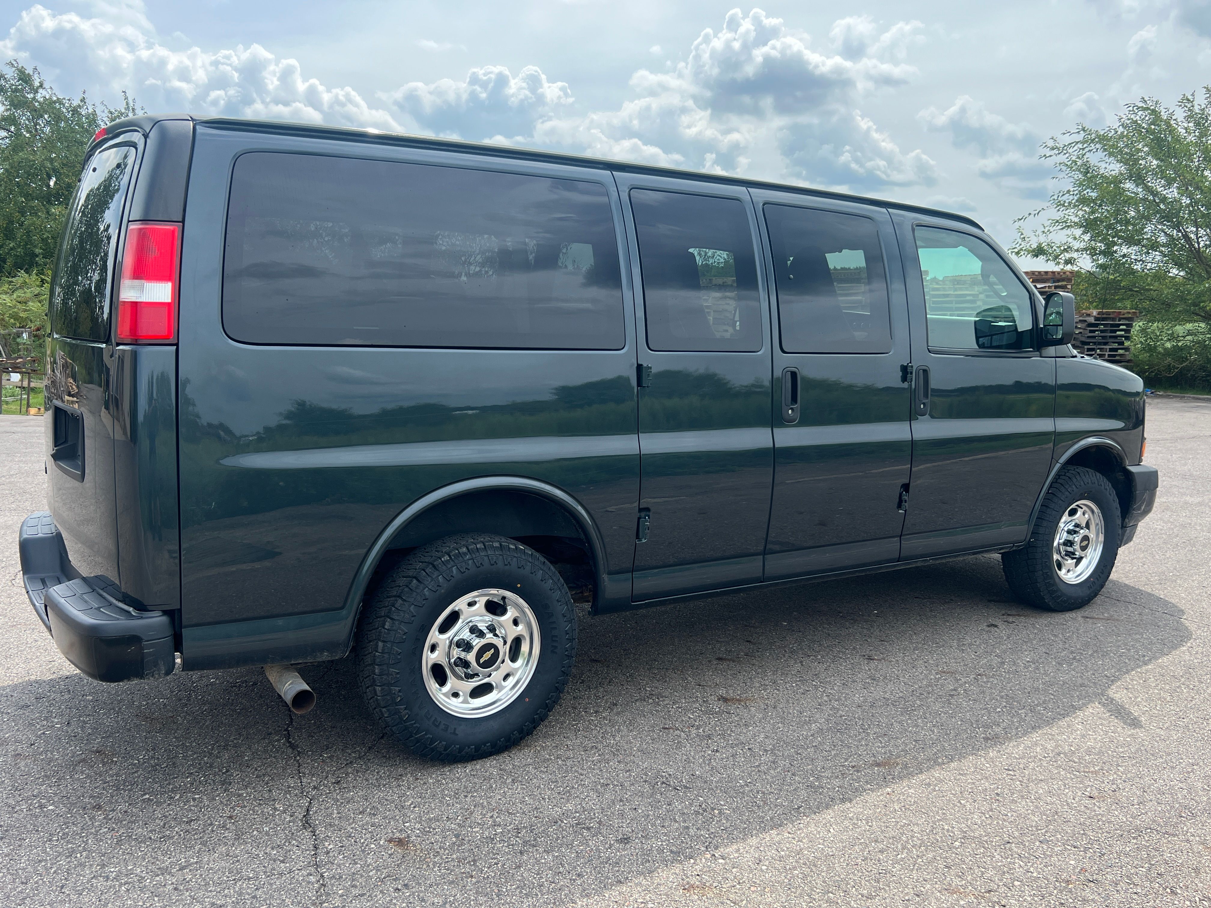 Used 2017 Chevrolet Express 2500 LS RWD image 1