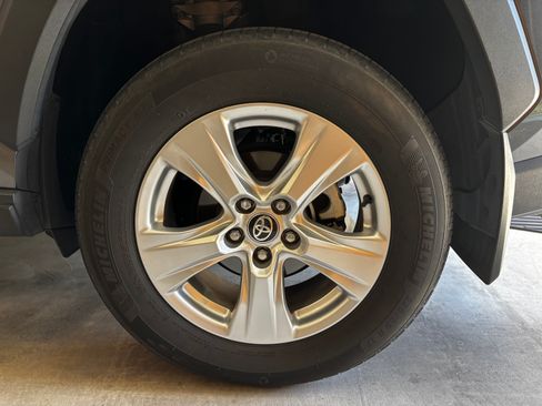 Used 2021 Toyota RAV4 XLE AWD/4WD image 32