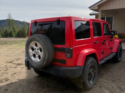 Used 2013 Jeep Wrangler Unlimited Sahara w/ Connectivity Group image 2