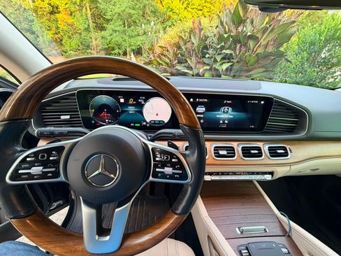 Used 2022 Mercedes-Benz GLS 450 4MATIC image 2