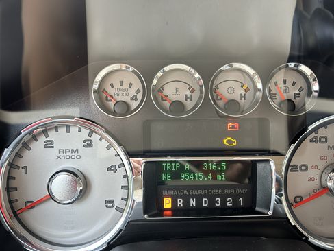 Used 2010 Ford F350 Lariat image 2