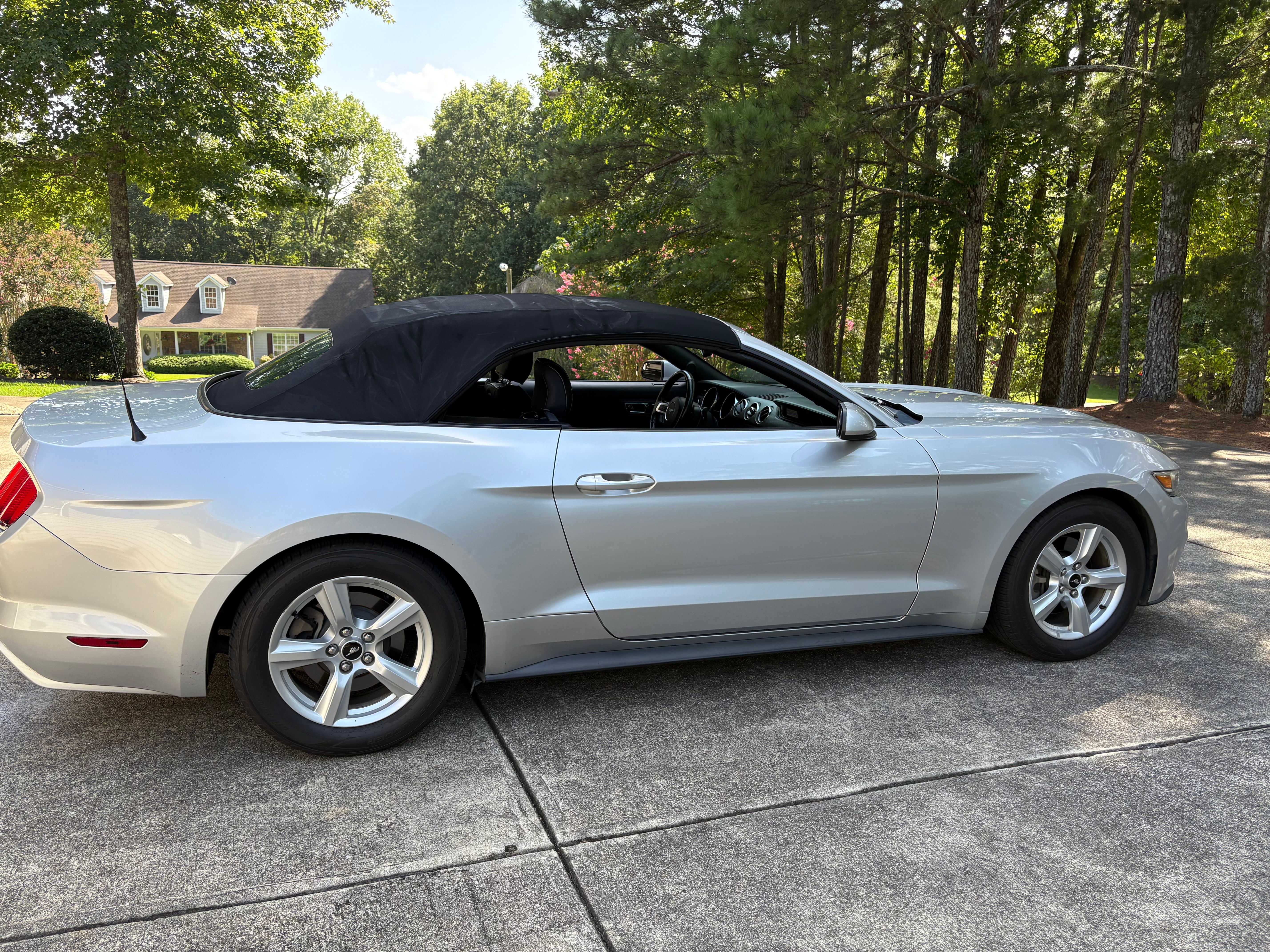 Used 2016 Ford Mustang Convertible RWD image 12