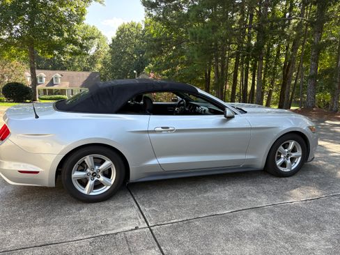 Used 2016 Ford Mustang Convertible RWD image 12