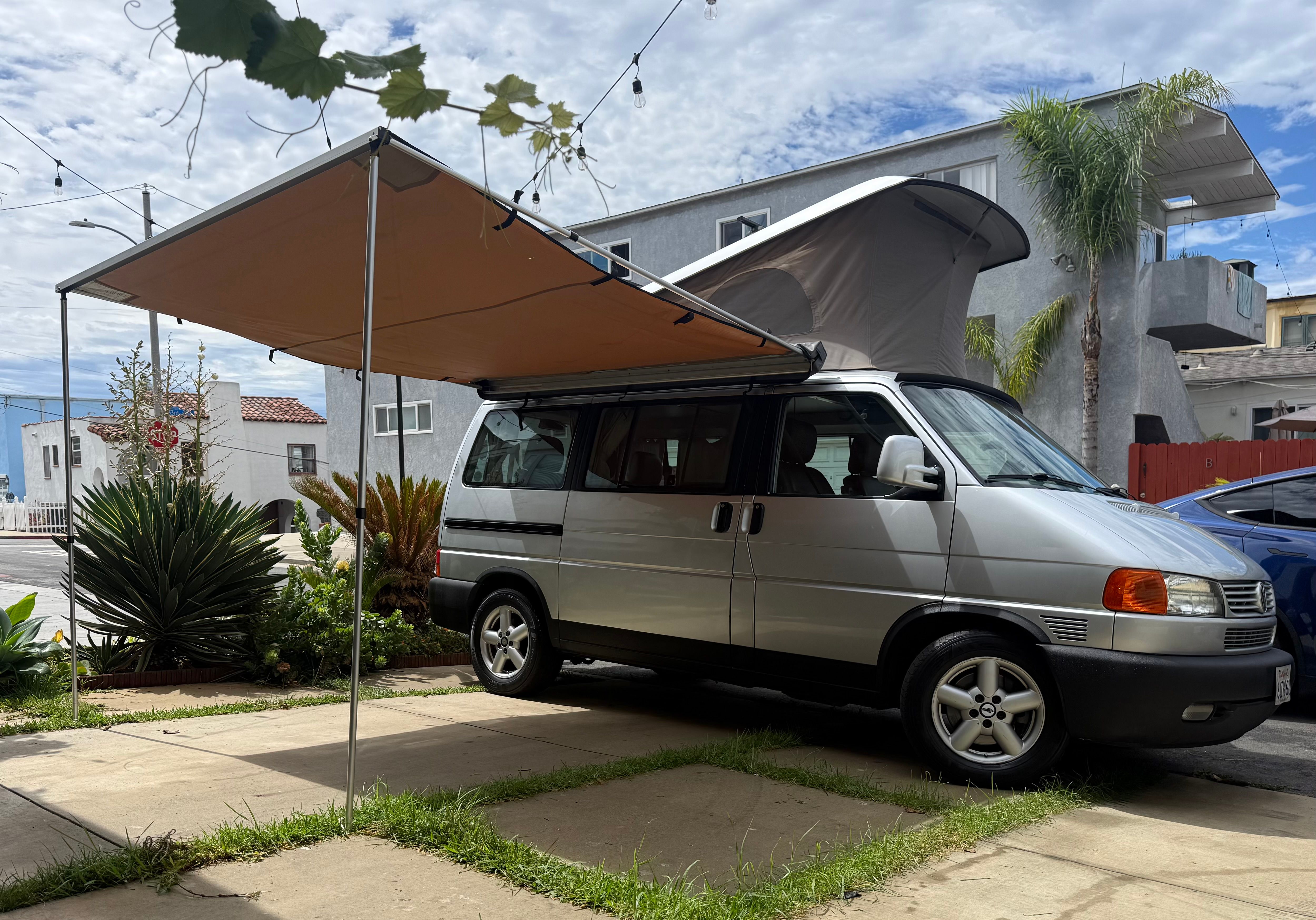 Used 2002 Volkswagen Eurovan MV FWD image 1