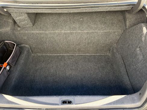 Used 2005 Lincoln Town Car Signature Limited image 31