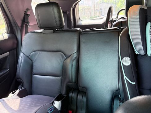 Used 2017 Ford Explorer XLT w/ Equipment Group 202A FWD image 5