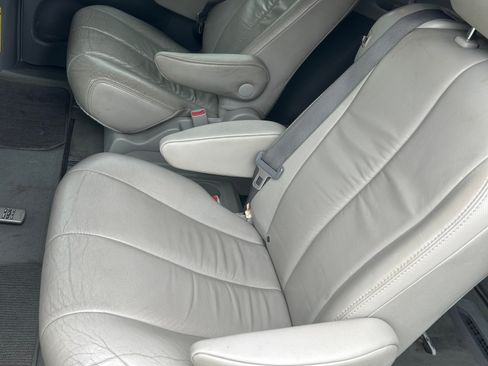 Used 2011 Toyota Sienna XLE w/ Premium Pkg FWD image 11