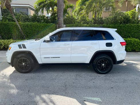 Used 2018 Jeep Grand Cherokee Laredo image 1