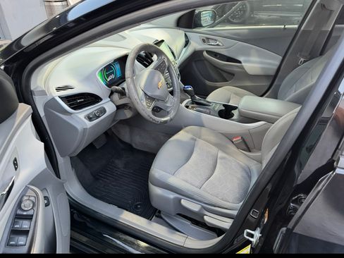 Used 2017 Chevrolet Volt LT w/ Comfort Package FWD image 10
