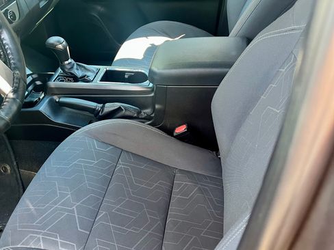 Used 2016 Toyota Tacoma TRD Off-Road image 11