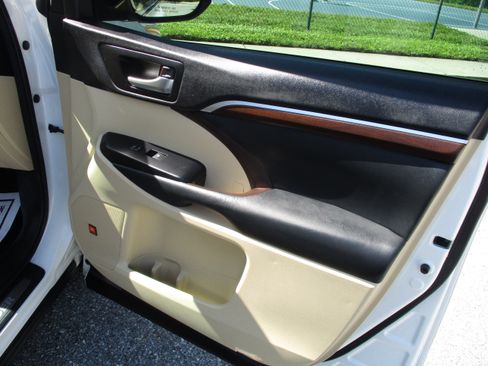 Used 2015 Toyota Highlander Limited FWD image 21