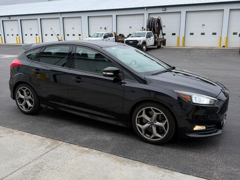 Used 2018 Ford Focus ST image 2