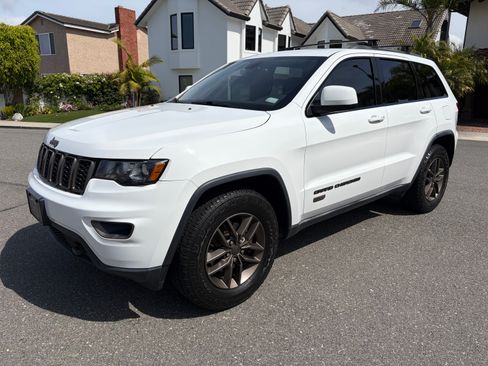 Used 2017 Jeep Grand Cherokee Laredo image 1