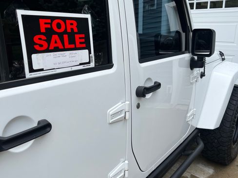 Used 2013 Jeep Wrangler Unlimited Sahara w/ Connectivity Group AWD/4WD image 8