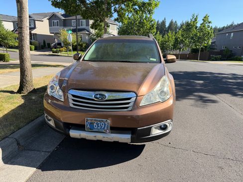 Used 2011 Subaru Outback 2.5i Limited w/ PWR Moonroof Pkg AWD/4WD image 5