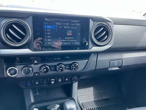 Used 2018 Toyota Tacoma TRD Sport image 10