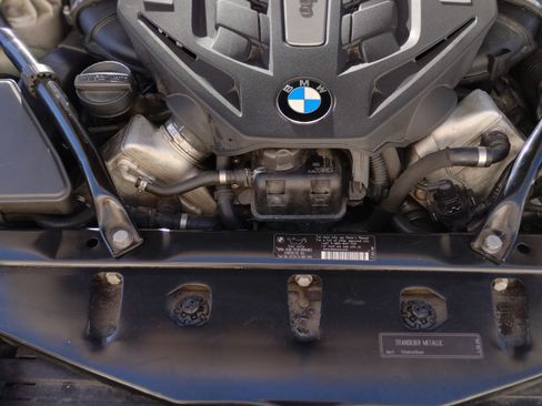 Used 2011 BMW 550i xDrive Sedan image 6