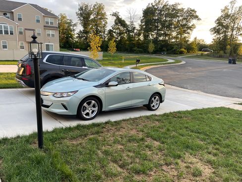 Used 2018 Chevrolet Volt LT w/ Comfort Package image 4
