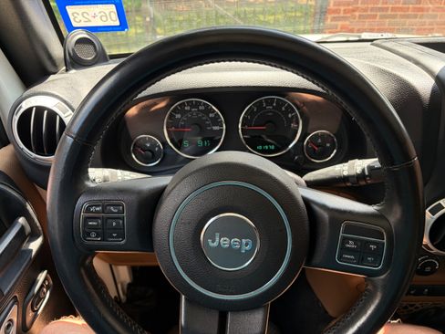 Used 2013 Jeep Wrangler Unlimited Sahara w/ Dual Top Group AWD/4WD image 9