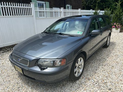 Used 2004 Volvo V70 2.5T FWD image 1