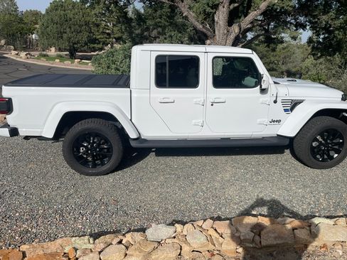 Used 2023 Jeep Gladiator Overland AWD/4WD image 4