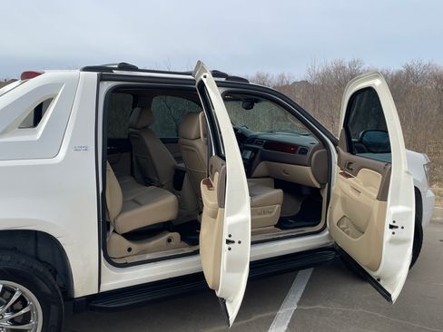 Used 2012 Chevrolet Avalanche LTZ image 8