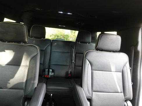 Used 2023 Chevrolet Suburban Premier image 2