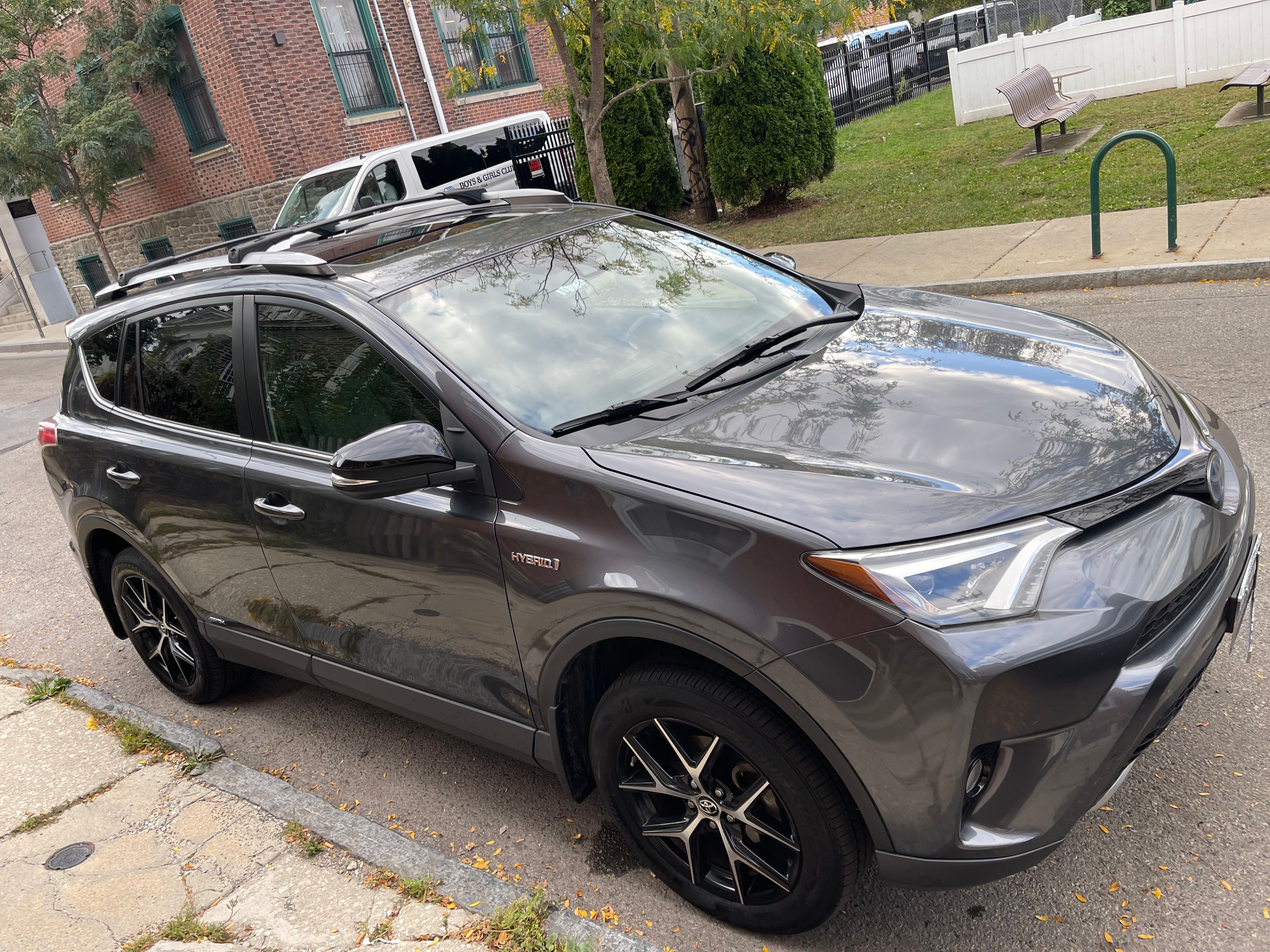 Used 2018 Toyota RAV4 SE AWD/4WD image 1