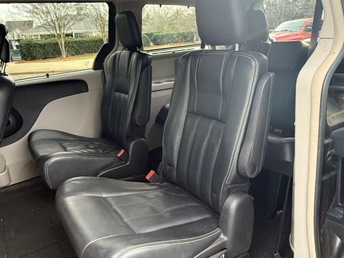 Used 2015 Chrysler Town & Country Touring image 9