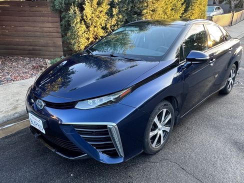 Used 2017 Toyota Mirai image 2