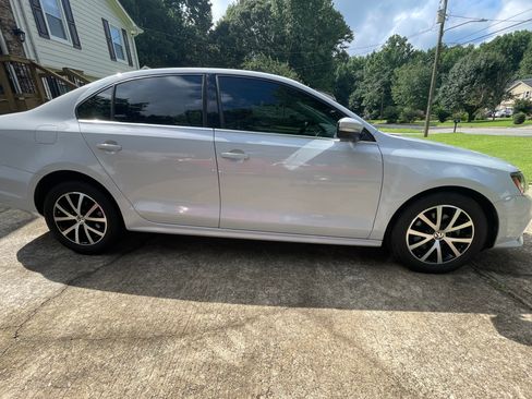 Used 2017 Volkswagen Jetta SE FWD image 4
