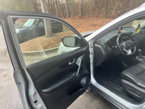 Used 2017 Nissan Rogue SL w/ SL Premium Package image 5